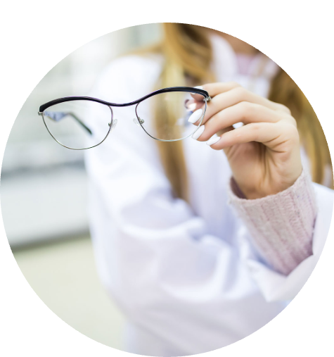 Óptica-optometrista mostrando unas gafas